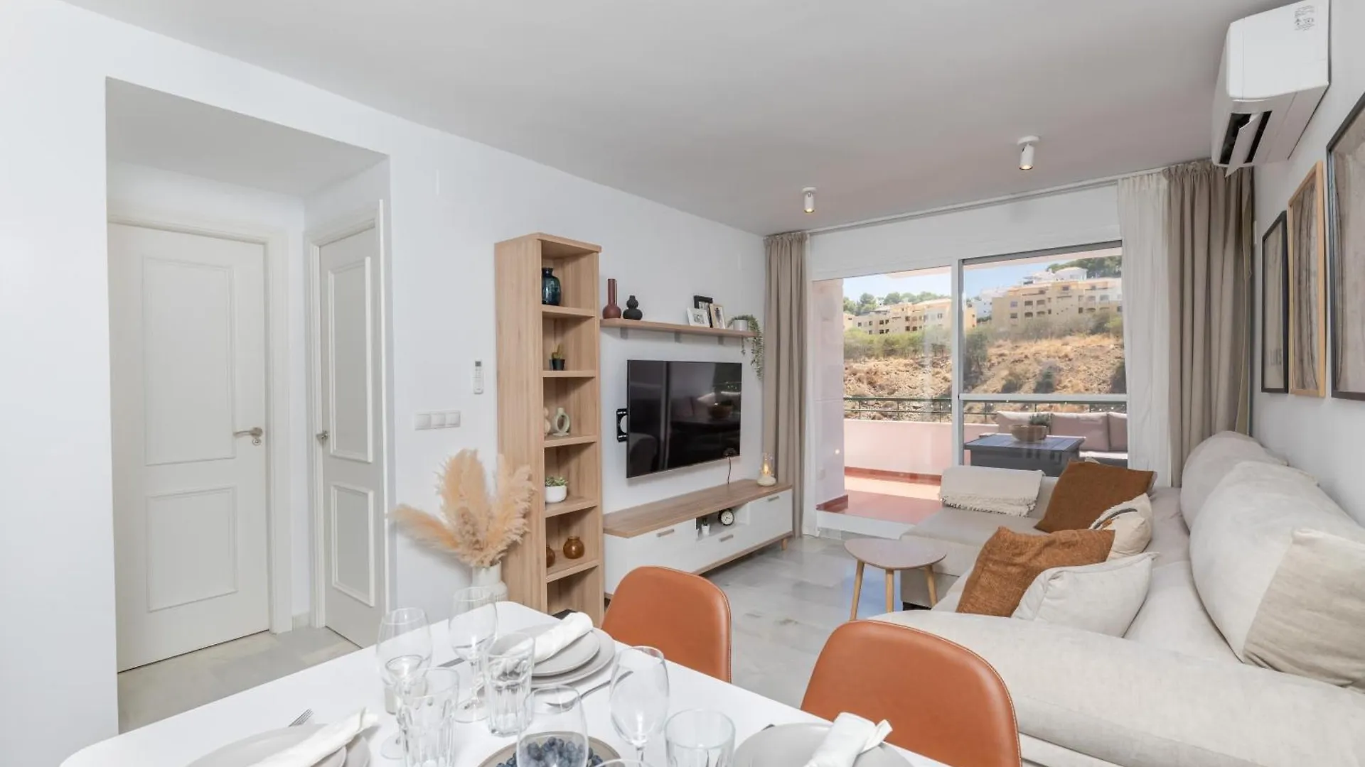 Beautiful 2-Bedroom Flat - Pool And Paddle Court Malaga