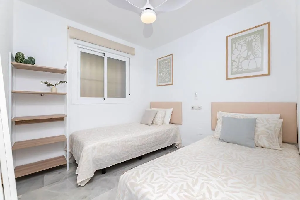 Beautiful 2-Bedroom Flat - Pool And Paddle Court Malaga Spain