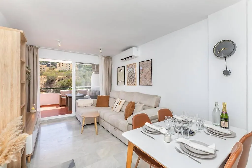Beautiful 2-Bedroom Flat - Pool And Paddle Court Malaga Apartment