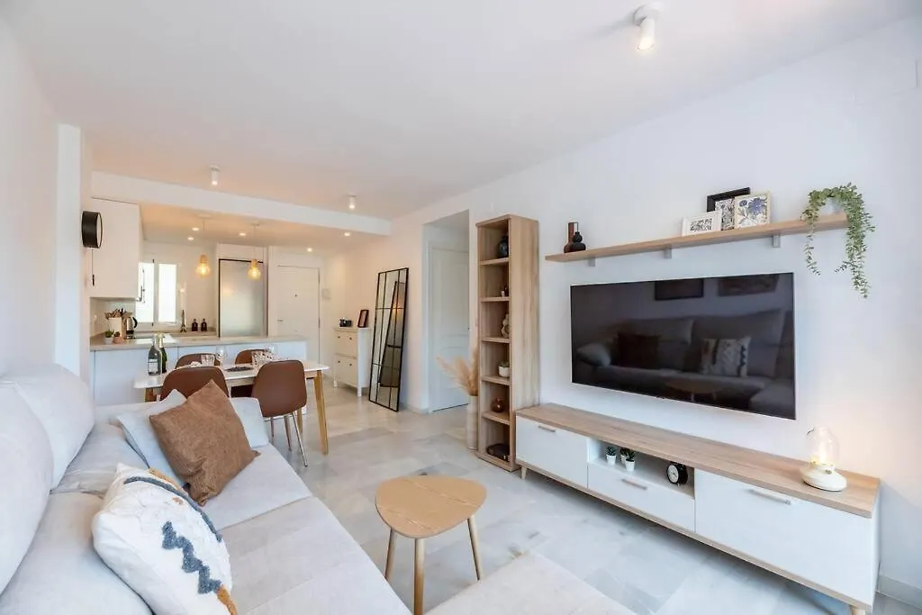 Beautiful 2-Bedroom Flat - Pool And Paddle Court Malaga Apartment
