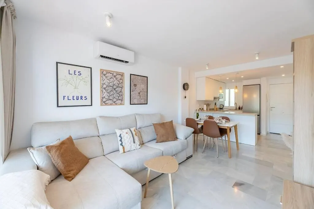 Apartment Beautiful 2-Bedroom Flat - Pool And Paddle Court Malaga Spain
