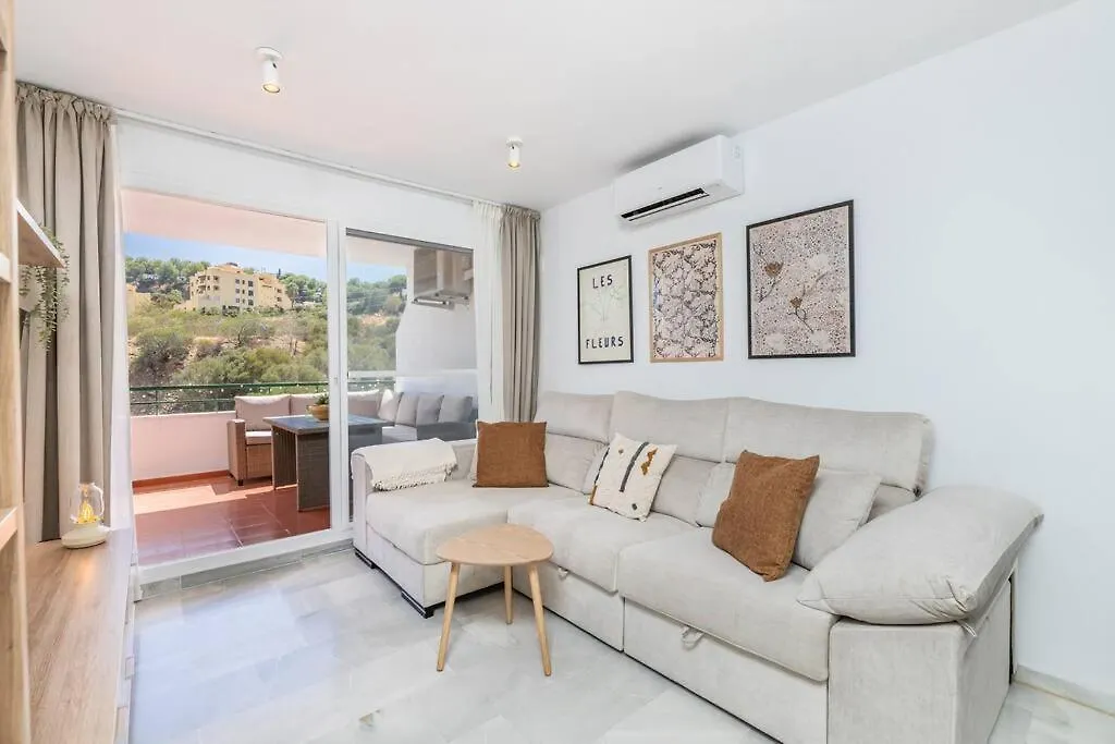 Beautiful 2-Bedroom Flat - Pool And Paddle Court Malaga Apartment
