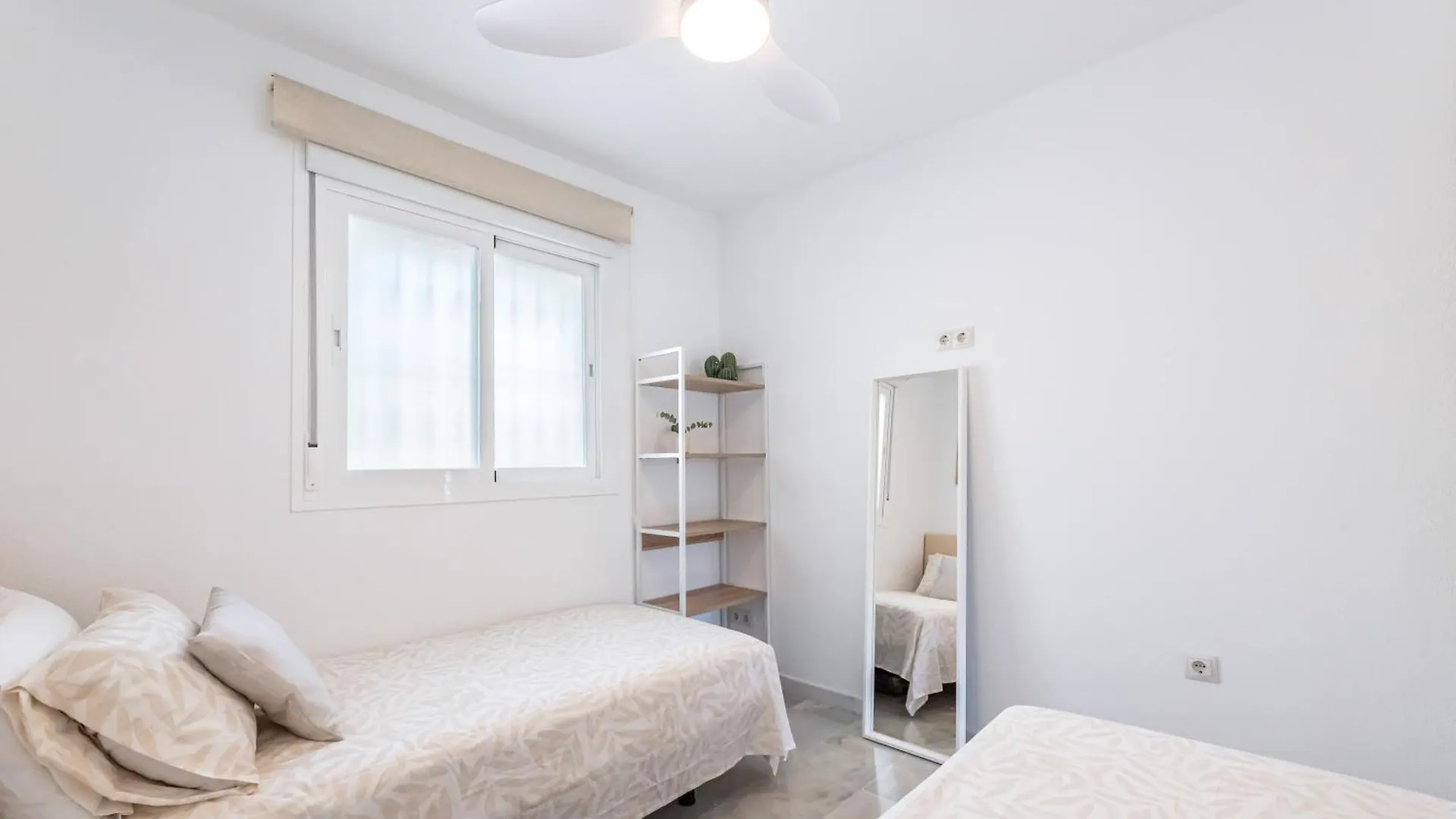 Apartment Beautiful 2-Bedroom Flat - Pool And Paddle Court Malaga