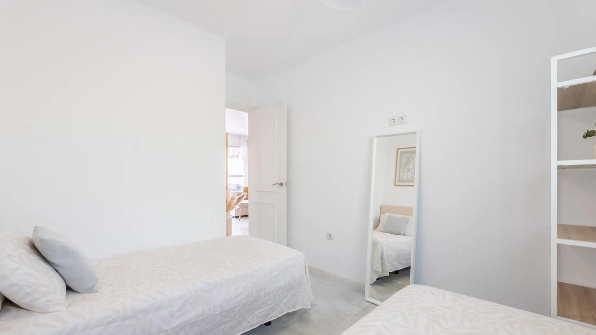 Beautiful 2-Bedroom Flat - Pool And Paddle Court Malaga Apartment