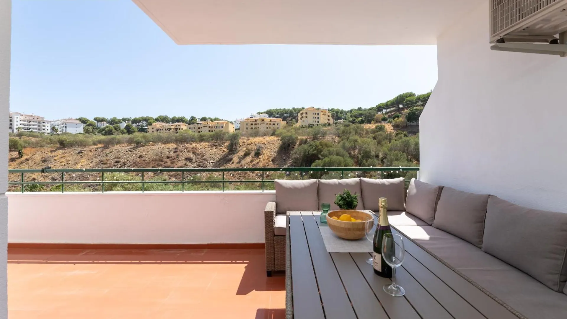 Apartment Beautiful 2-Bedroom Flat - Pool And Paddle Court Malaga