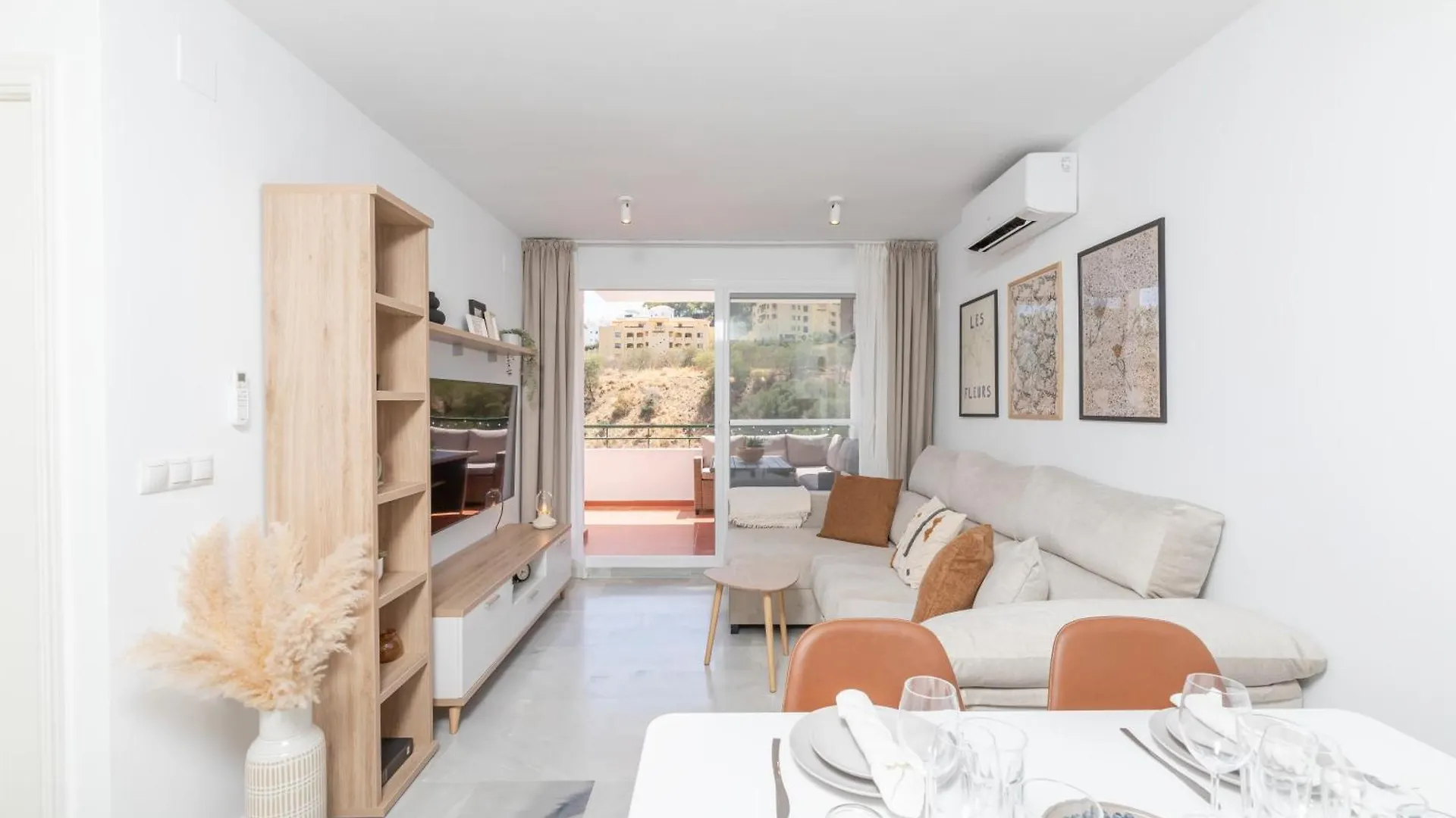 Beautiful 2-Bedroom Flat - Pool And Paddle Court Malaga Spain